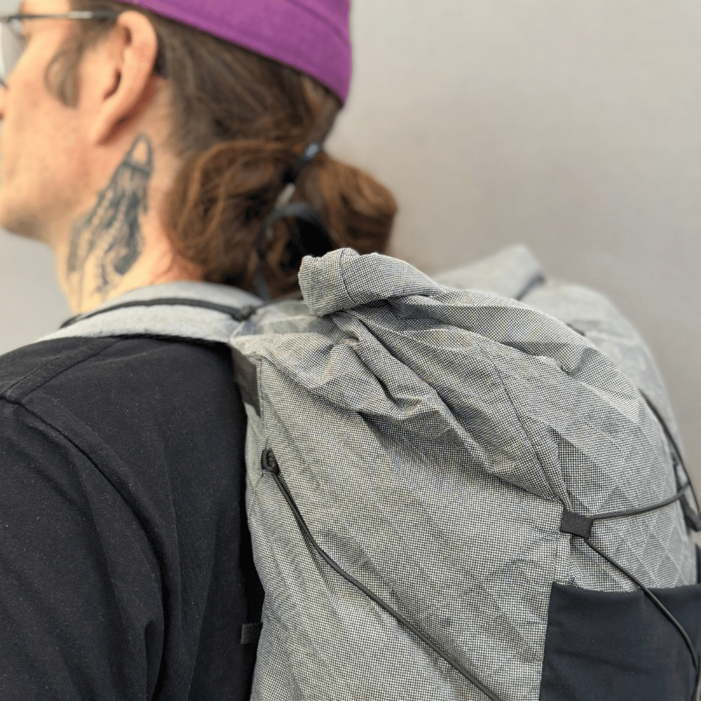 Detailansicht wie der HKR Pack idealerweise auf den Schultern sitzen sollte